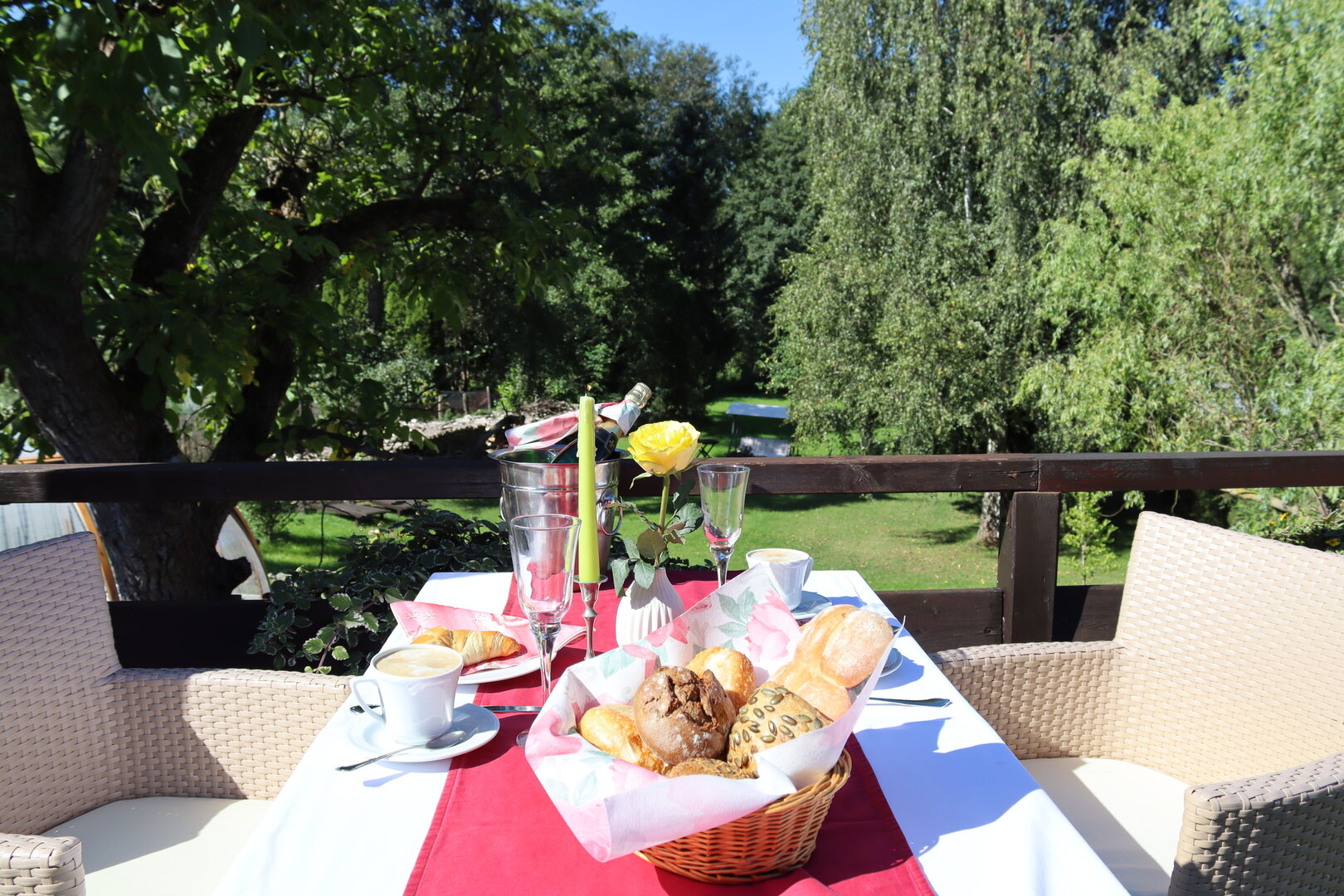 Frühstück mit Blick in die Natur
